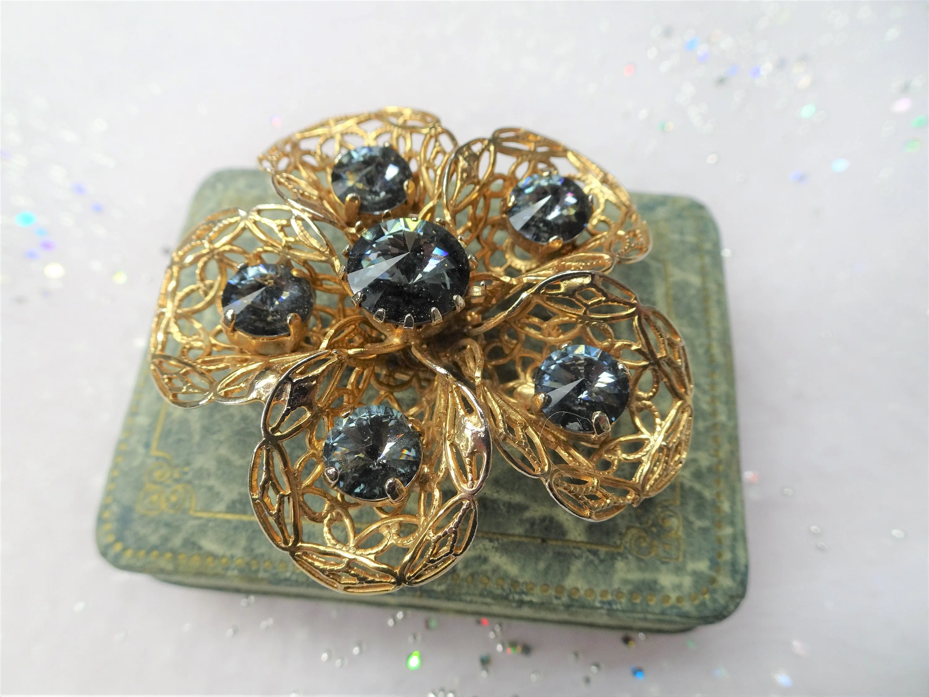 BEAUTIFUL 1950s Filigree Lacey Brooch,Striking Stylized Floral Brooch,Sparkling Gray Blue Cut Glass Stones,Mid Century,Collectible Jewelry