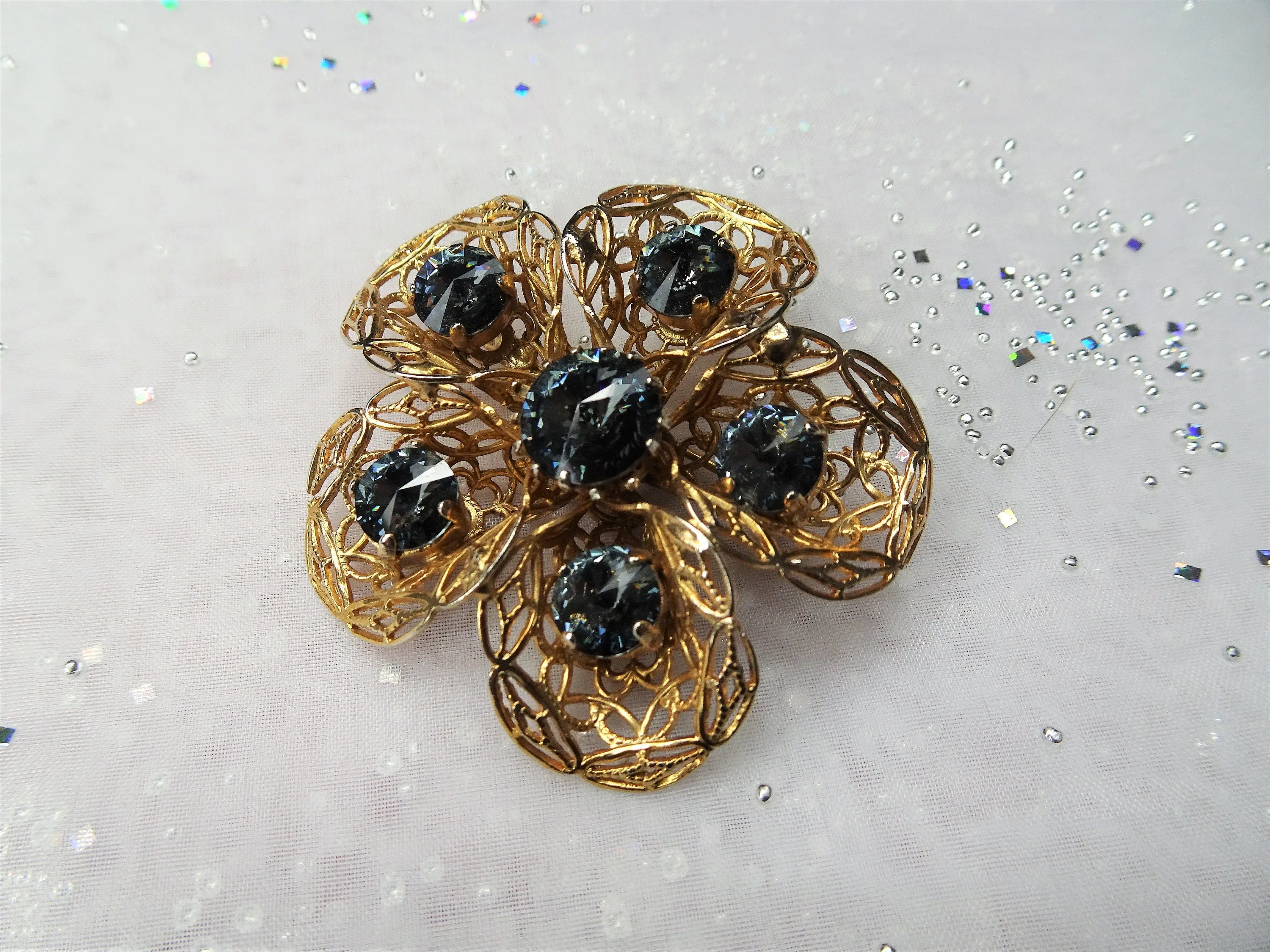 BEAUTIFUL 1950s Filigree Lacey Brooch,Striking Stylized Floral Brooch,Sparkling Gray Blue Cut Glass Stones,Mid Century,Collectible Jewelry