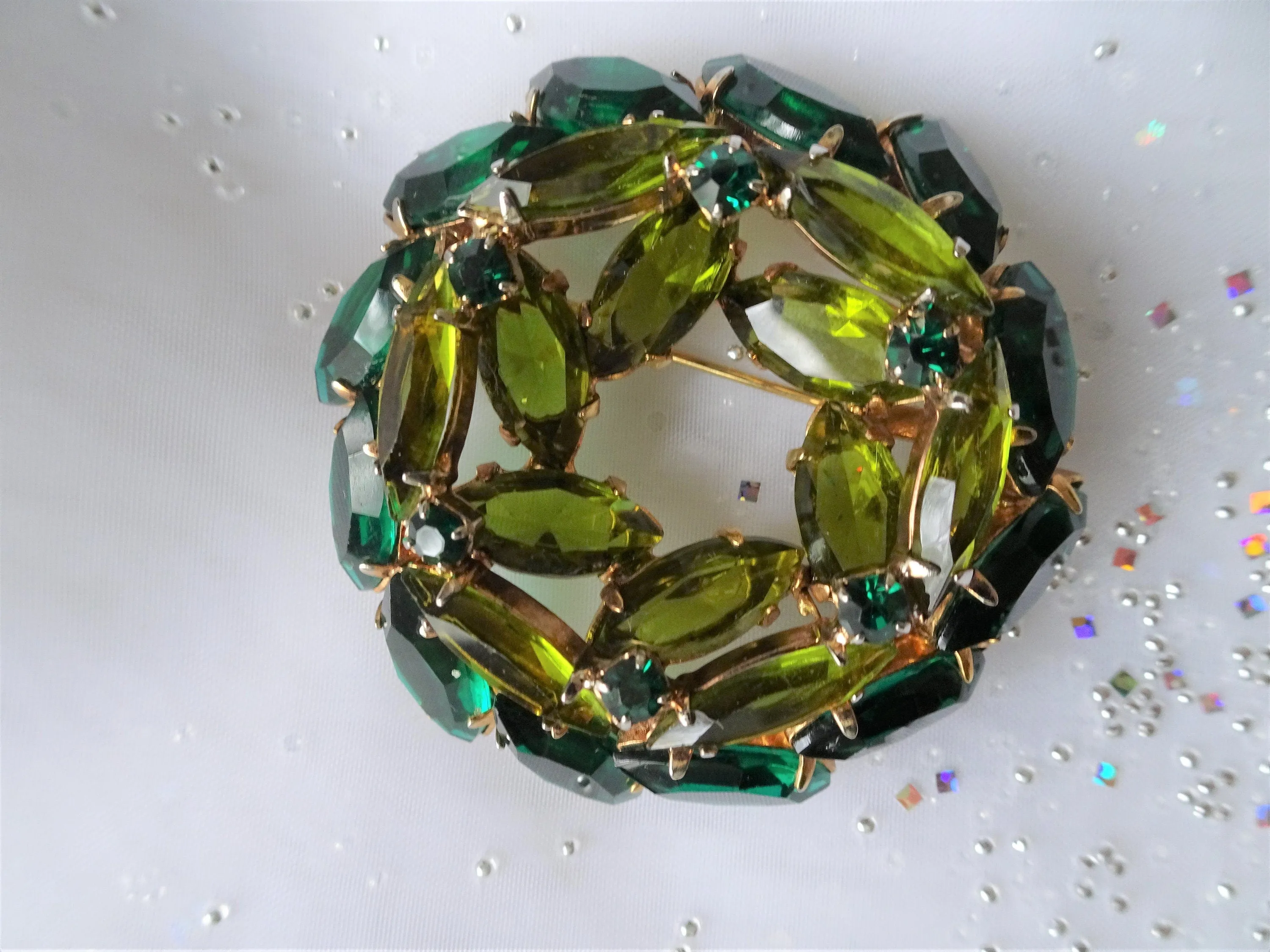 STUNNING Mid Century Art Glass Brooch,Sparkling Emerald Green, Olive Green Crystal Rhinestones, Dazzling Design,Collectible Vintage Jewelry