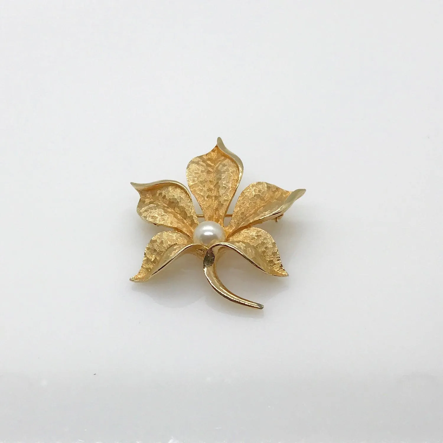 Vintage Classic Golden Leaf Brooch with Pearl